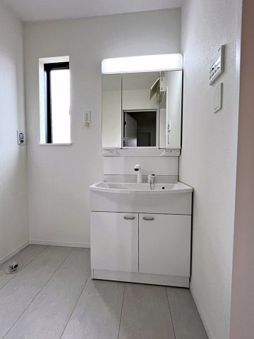 新築戸建・新築建売　福島市南沢又21番　清水小学校・清水中学校の独立洗面台|三面鏡洗面台で朝の身支度もしやすい＆収納力も◎洗面台に物を置かずすっきり清潔に保つことができます！