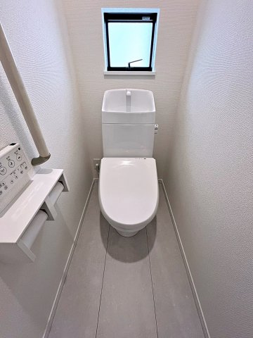 新築戸建・新築建売　福島市南沢又21番　清水小学校・清水中学校のトイレ|白を基調としており小窓で換気ができるので清潔感のある空間。ペーパーホルダーが2つあるのも便利です！