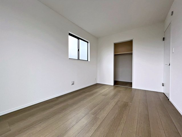 新築戸建・新築建売　福島市南沢又21番　清水小学校・清水中学校の洋室|7.1帖の洋室はWIC収納付きで収納豊富です！お荷物が多くても安心！
