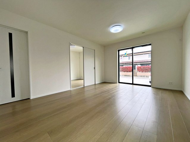 新築戸建・新築建売　福島市南沢又21番　清水小学校・清水中学校の居間・リビング|16帖でゆとりのあるリビングはご家族皆さんでくつろぐことができる空間です！