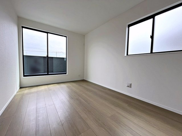 新築戸建・新築建売　福島市南沢又21番　清水小学校・清水中学校の洋室|7.1帖の洋室は広々としており家具を設置してもゆったりとした空間です！