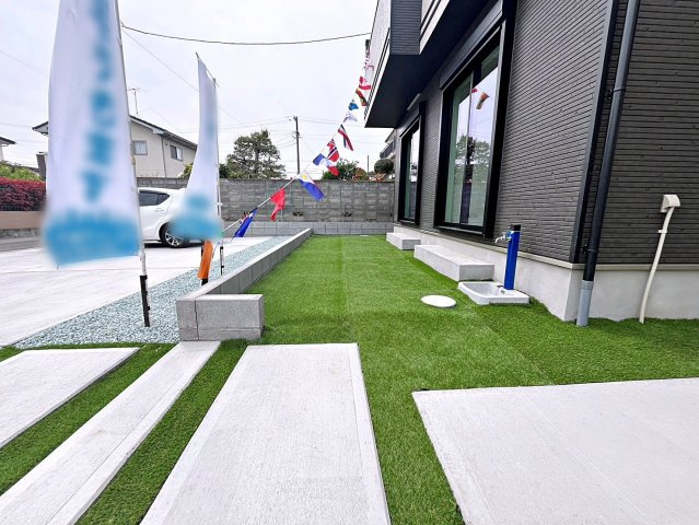 新築戸建・新築建売　福島市南沢又21番　清水小学校・清水中学校の庭|人工芝のグリーンが気持ちの良いお庭スペース！