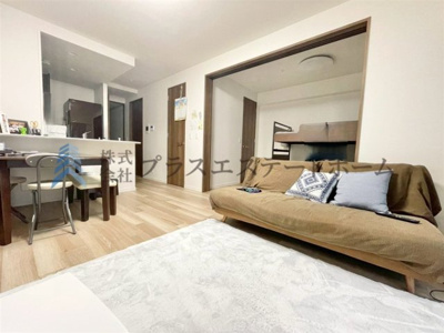 【居間・リビング】 | カシータ須磨板宿 | バルコニーから光が差し込むリビングです♪暖かい空間で家族団らんをお楽しみください♪