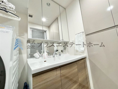 【独立洗面台】 | カシータ須磨板宿 | 身支度やお風呂上がり、寝る前の準備などの際に嬉しい大きな鏡付きです♪