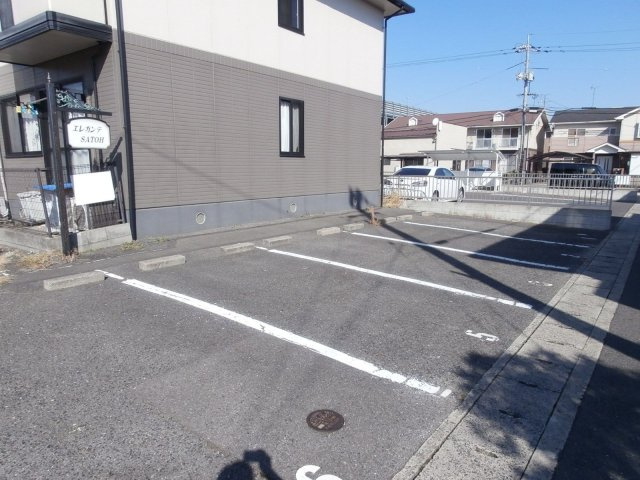 エレガンテSATOHの駐車場