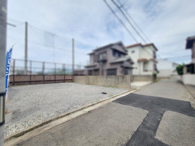 ライフフィールド西小二里3丁目1区画の前面道路含む現地写真