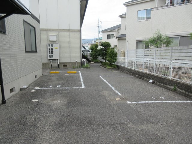 グランドール谷田川の駐車場