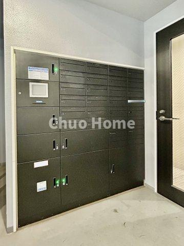 プロスタイルウェルス南千住メディフィスの設備|【宅配ボックス】在宅時・不在時に関わらず、居住者の代わりに非対面で宅配物を受け取ってくれる便利な設備です。わかりやすくご説明致しますので見学時にはお部屋だけではなく共用部分もぜひチェックしてください。