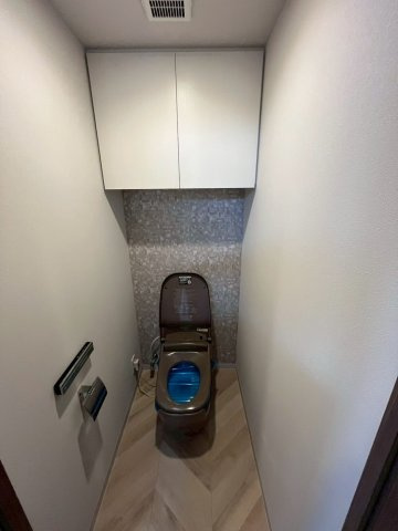 クレヴィア京都山科のトイレ|令和8年2月トイレ交換済み。
上部に収納付きのトイレです。