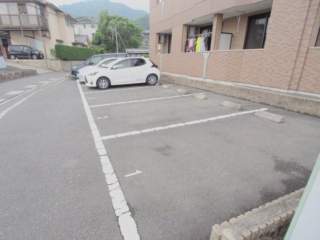 ジュネス祇園の駐車場