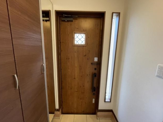 春日町6丁目戸建の玄関