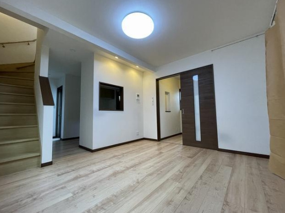 春日町6丁目戸建の居間・リビング