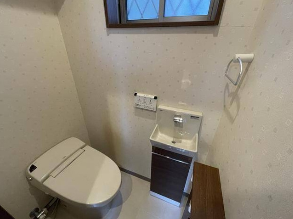 春日町6丁目戸建のトイレ
