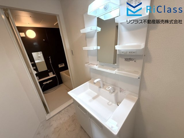 クレセント長田の独立洗面台|朝の支度にも助かる、独立の洗髪洗面化粧台