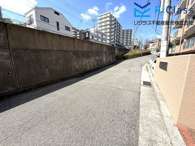 クレセント長田の周辺|マンション前の道路です