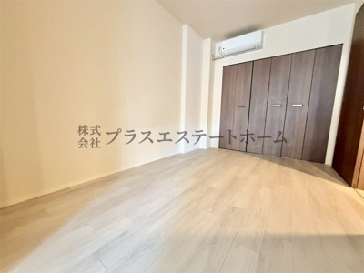 【洋室】 | ワコーレザ神戸トアロード | 配管設置済みの洋室です。
大容量クローゼット付き