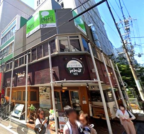プラスビルの外観
