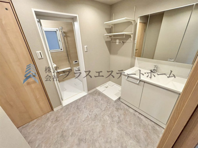 【その他】 | シーサイドシャトー塩屋 | 【当社施工事例】身支度やお風呂上がり、寝る前の準備などの際に嬉しい大きな鏡付きです♪