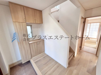 【玄関】 | 山口町上山口4丁目　戸建 | 玄関も明るく広々です♪