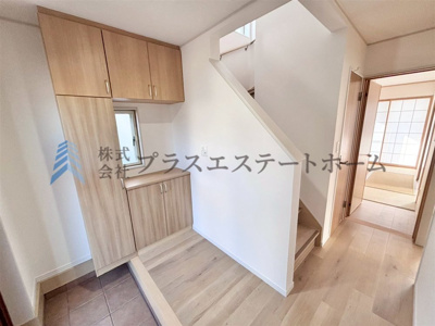 【玄関】 | 山口町上山口4丁目　戸建 | 玄関も明るく広々です♪