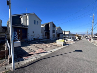 【その他】 | 山口町上山口4丁目　戸建 | 前面道路も広々♪入出庫し易そうです♪カースペース3台可能（車種制限あり）♪