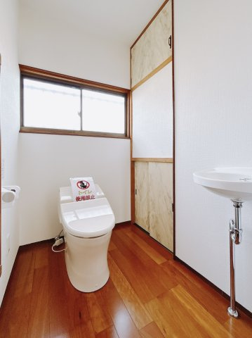 【中古戸建】太田市由良町のトイレ|■トイレ｜1階と2階にトイレがございます♪壁には収納スペースがあるのでトイレットペーパーのストックを置いておくのにも便利です♪