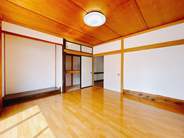 【中古戸建】太田市由良町の洋室|■洋室｜1階洋室には大きな窓をご用意しています。日中はあたたかな日差し差し込み自分時間も充実できますね＾＾