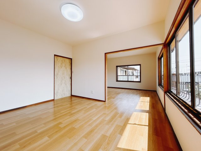 【中古戸建】太田市由良町の洋室|■洋室｜ダブルベッドを置いても充分な広さを2Ｆのお部屋に設けております。お子様と家族みんなで寝るのも夢じゃありません♪窓からは光が差し込むので日中でも明るいお部屋です。