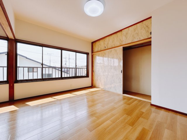 【中古戸建】太田市由良町の洋室|■洋室｜ナチュラルカラーの床です。模様替えなどとても楽しく工夫できます♪陽当たり、風通しもとても良いので毎日快適な生活スタートです！