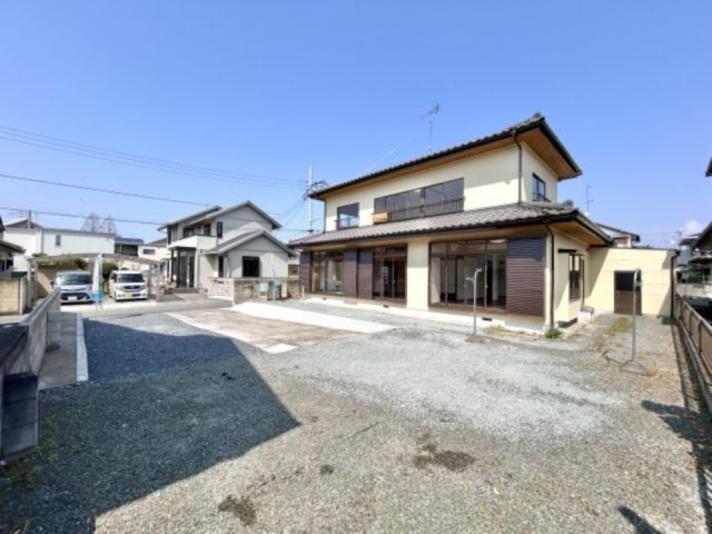 【中古戸建】太田市由良町の外観|■外観｜南側のお庭なので暗くなりがちな夕方も明るい印象にしてくれます♪道路から離れたお庭なのでお子様が外で遊ぶ際も安心です♪リビングからお庭が見える子育て世帯にも嬉しい設計です♪