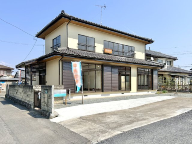 【中古戸建】太田市由良町の外観|■外観｜100坪の敷地は駐車スペースや倉庫、趣味の作業スペースなど、将来的な使い方の選択肢が広がる余裕のある敷地となっています。