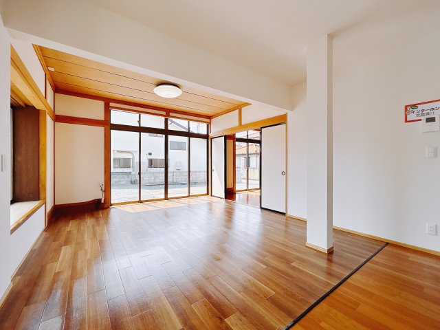 【中古戸建】太田市由良町の居間・リビング|■リビング｜大きい窓からあたたかいたっぷりの光が入ります♪開放的な空間で毎日をもっと快適に(*＾＾*)