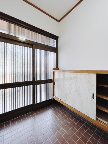 【中古戸建】太田市由良町の玄関|■玄関｜毎日の「いってらっしゃい」や「お帰りなさい」を大切なご家族と過ごす玄関は〈使いやすさ〉を追求しております。玄関横の物入は急な来客時でもさっとお片付けできるスペースを確保しています。