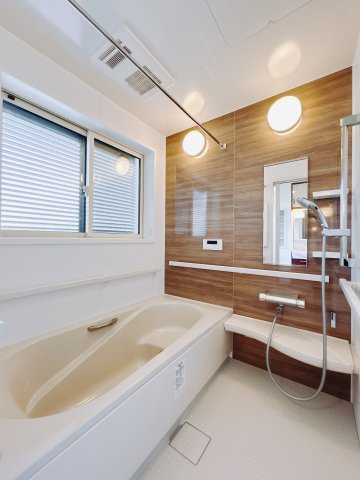 【中古戸建】太田市由良町の浴室|■浴室｜1日の疲れを癒せるお風呂♪足がのばせるほど広いお風呂にはエコベンチも搭載！小さいお子様も浅いベンチに座り一緒にお風呂へ入れます♪
