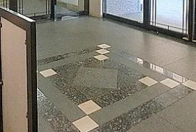 東急ドエルアルス根津のエントランス