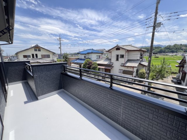 新築　高崎市吉井町長根3期　Blooming　Garden　１号棟のバルコニー|　日当たりの良い広々バルコニー！どのお部屋からも行き来できます。							

