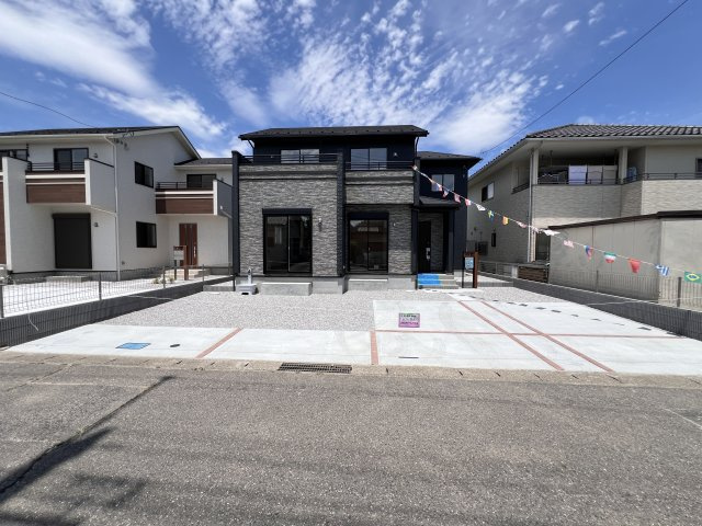 新築　高崎市吉井町長根3期　Blooming　Garden　１号棟の駐車場|現地写真　駐車スペースは並列2～3台分可能です！
