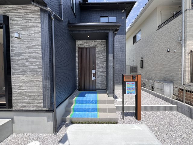 新築　高崎市吉井町長根3期　Blooming　Garden　１号棟の玄関|　ポストと一体型のTVモニターホンでセキュリティ安心！
