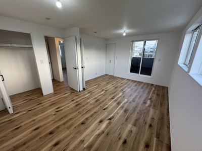 【洋室】 | 沖縄市登川（全5棟）5号棟 | 5号棟　洋室11帖♪間仕切り可能な2ドア1ルーム♪（WIC・CL付き）