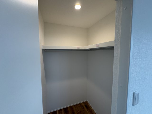 沖縄市登川（全5棟）5号棟の収納|5号棟　洋室11帖♪間仕切り可能な2ドア1ルーム♪（WIC・CL付き）