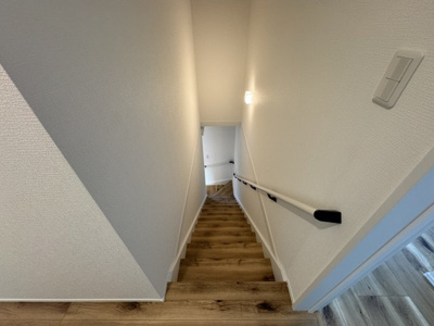 【内装】 | 沖縄市登川（全5棟）5号棟 | 5号棟　手すり付き階段♪