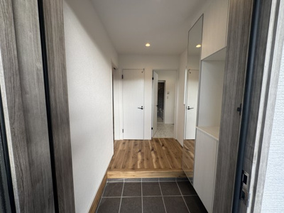 【玄関】 | 沖縄市登川（全5棟）5号棟 | 5号棟　十分な収納付き玄関♪