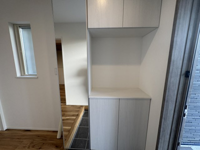 【玄関】 | 沖縄市登川（全5棟）5号棟 | 5号棟　十分な収納対玄関♪