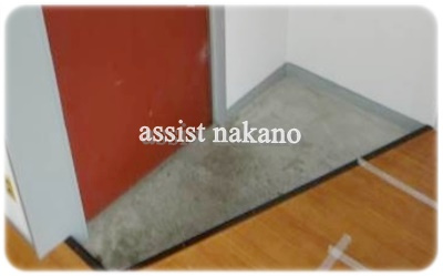 新東ハイツの玄関