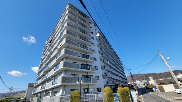 コスモ岩出の外観