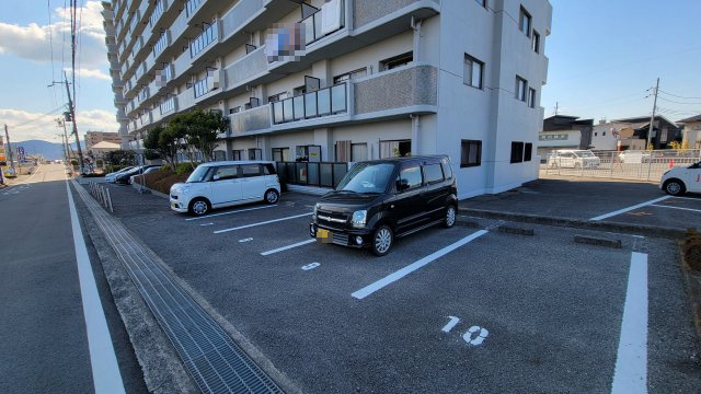 コスモ岩出の駐車場