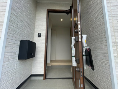 【玄関】 | 亀山市羽若町《4号棟》