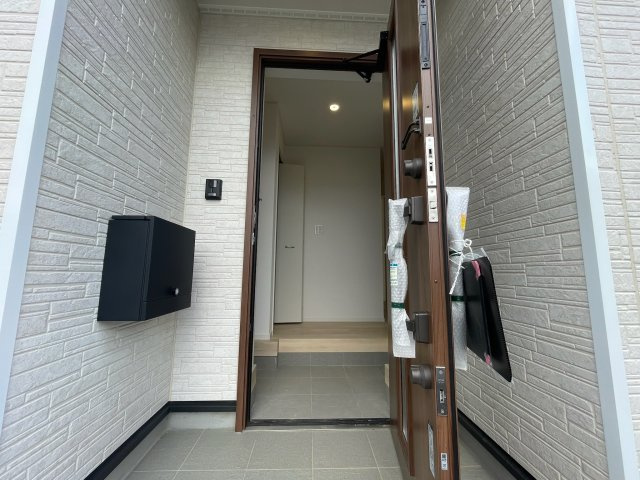 【玄関】 | 亀山市羽若町《4号棟》