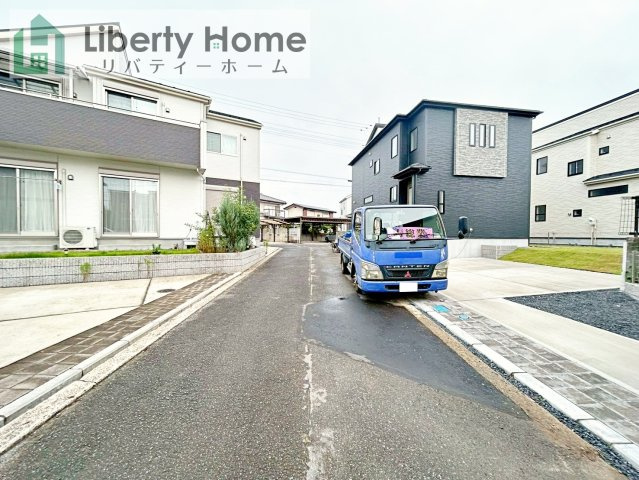 土浦市小岩田東２丁目6期　新築戸建　１号棟の前面道路含む現地写真