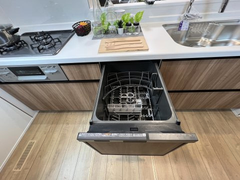 瑞穂町箱根ヶ崎　新築戸建全1棟のキッチン|食後の洗い物は食器洗い乾燥機にお任せ。家族団らんの時間が充実します。